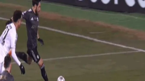 威少再夺三双之冠，队友默契支持增色赛场